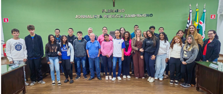 Alunos da Escola Estadual Nelson Fernandes visitam a Câmara Municipal por meio do projeto “Escola